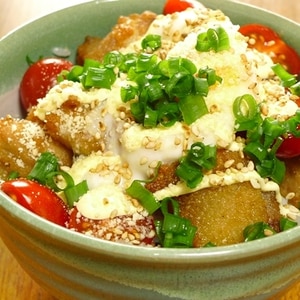 鶏唐揚げと温泉卵とトマトの丼